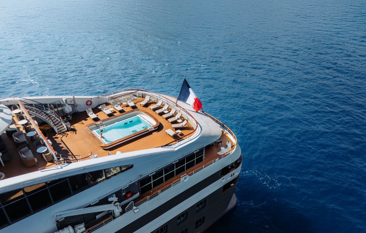 DJI 20240725094834 0268 D Plus Ciel au180724 austral cyclades pont exterieur piscine grece mediterra BD