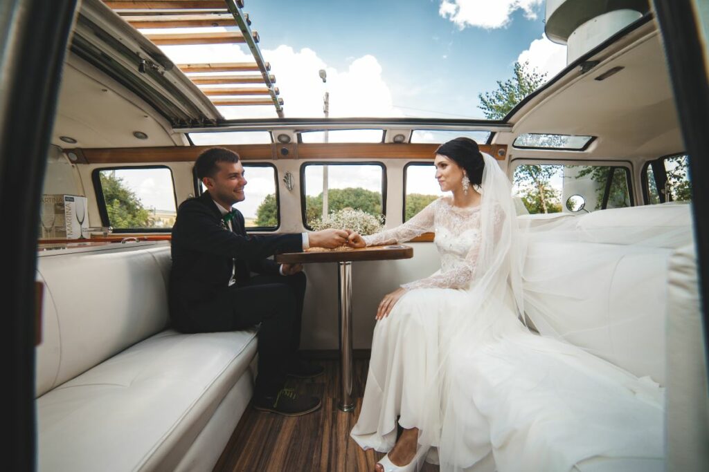 couple heureux posant dans la voiture apres le mariage BD