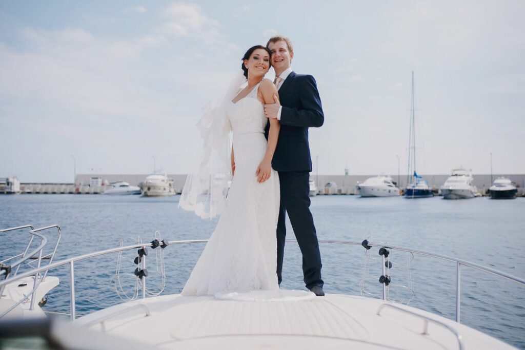 l homme embrassant son epouse sur un bateau (1) BD