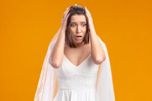 mariee en belle robe de mariee a cote d etre choque avec les mains sur la tete