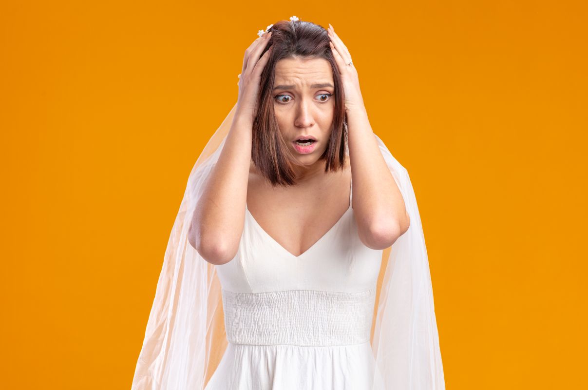 mariee en belle robe de mariee a cote d etre choque avec les mains sur la tete