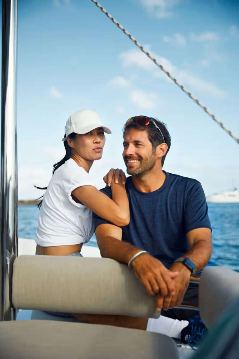 Catamaran BALI 58 Couple de sportif regardant vers l horizon