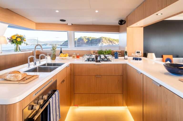 Catamaran BALI 58 Cuisine avec four double eviers plaques de cuisson et rangements