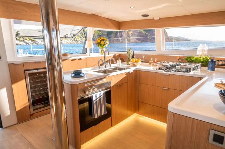 Catamaran BALI 58 Cuisine avec four et double eviers