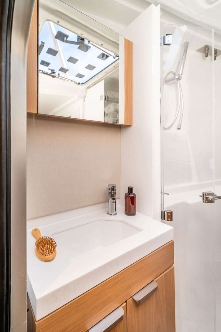 Catamaran BALI 58 Evier et miroir salle de bain cabine exterieure