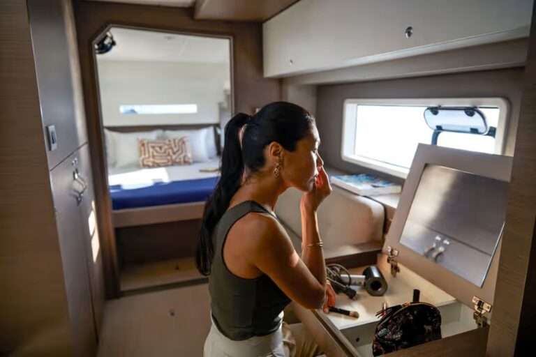 Catamaran BALI 58 Femme se maquillant dans la cabine