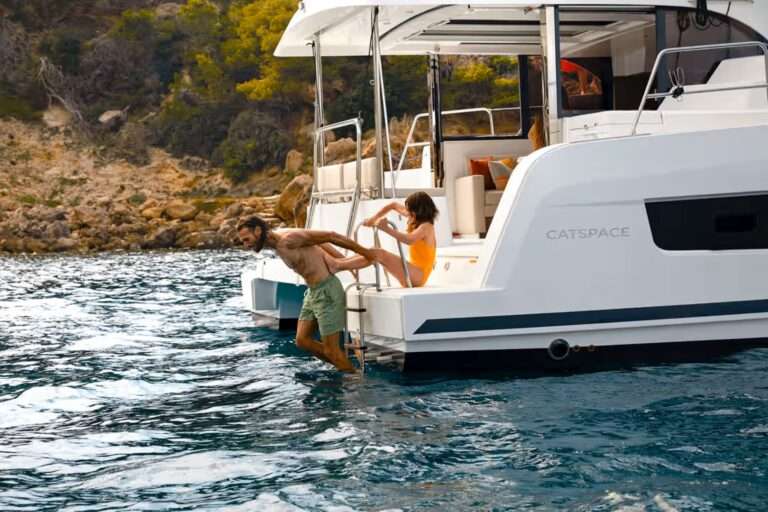 Catamaran BALI 58 Homme descendant dans la mer par l echelle arriere
