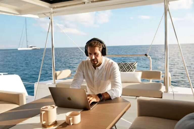 Catamaran BALI 58 Homme travaillant avec son pc