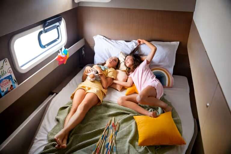 Catamaran BALI 58 Jeunes filles discutant et jouant dans une cabine double