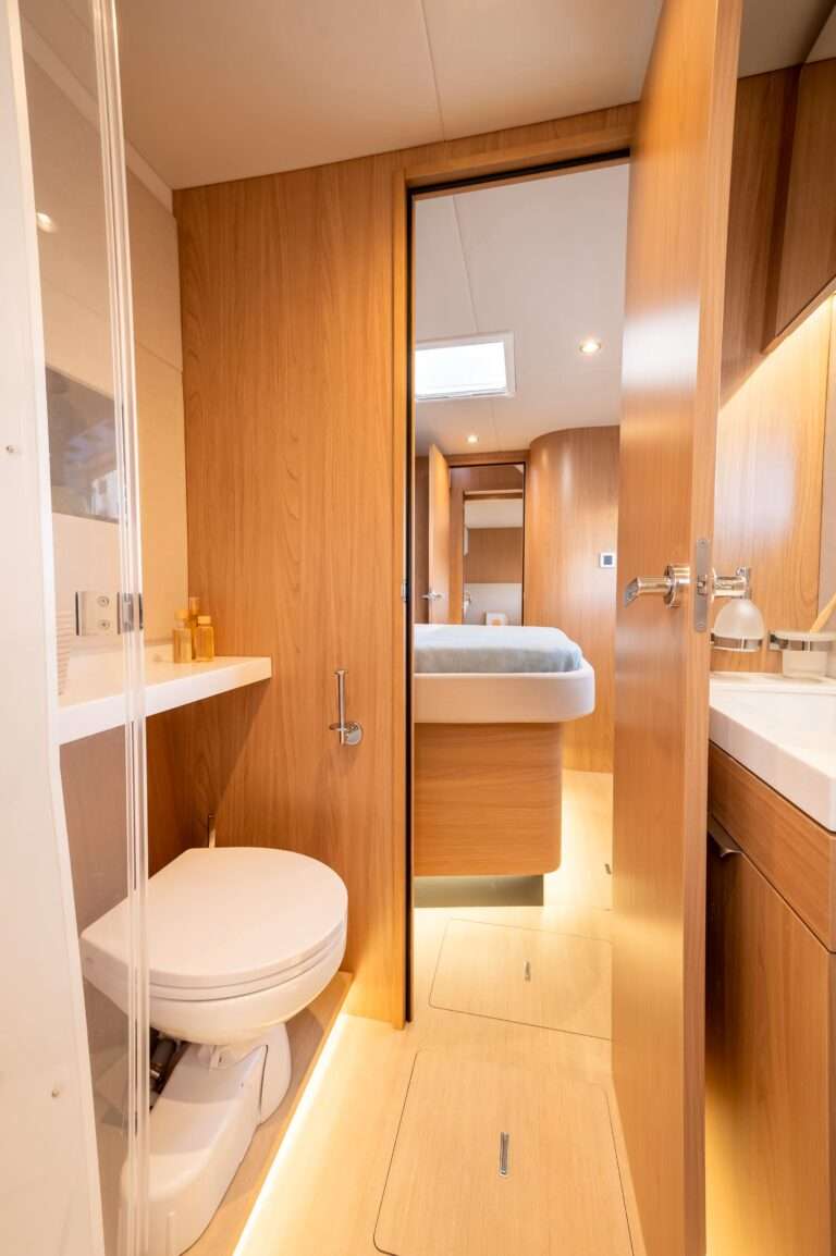 Catamaran BALI 58 Salle de bain et vue cabine invite