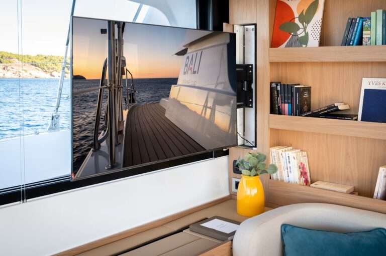 Catamaran BALI 58 Television sortie de son emplacement dans le carre