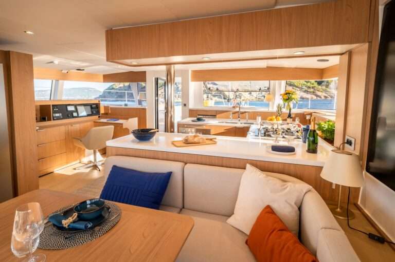 Catamaran BALI 58 Vue depuis la table de la cuisine et de la table a cartes