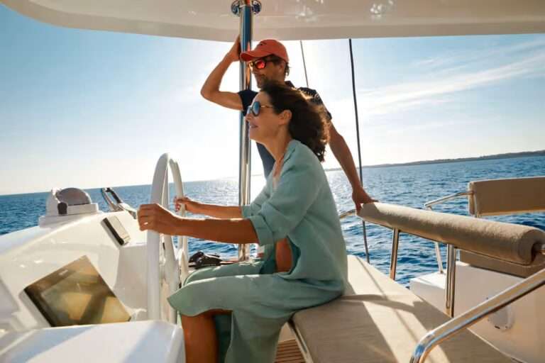 Catamaran BALI Couple a la barre de navigation sur le flybridge