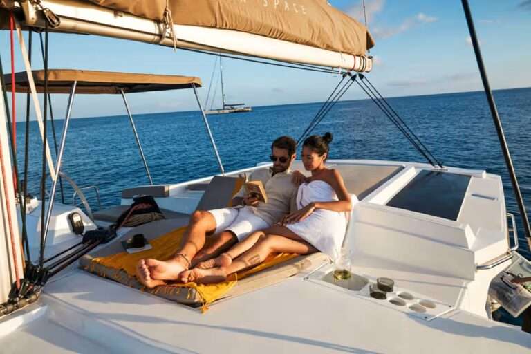 Catamaran BALI Couple lisant un livre sur le flybridge