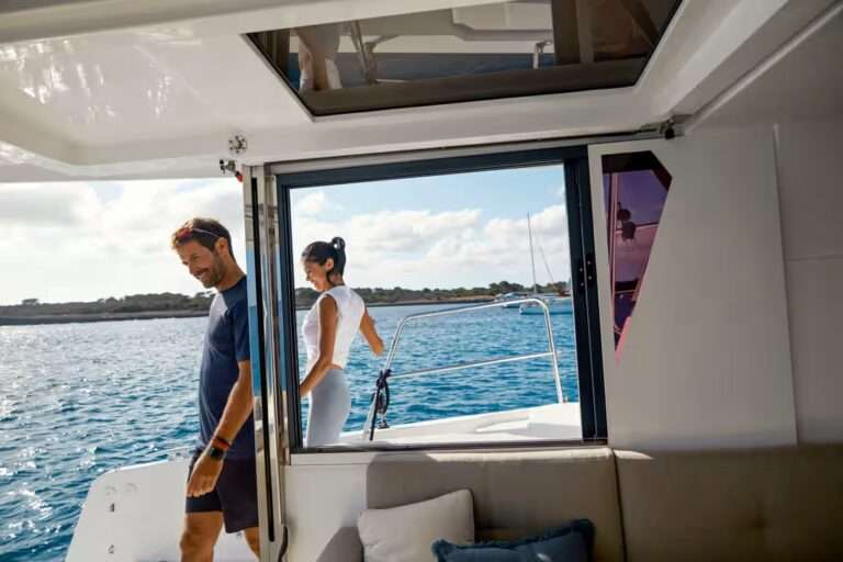Catamaran BALI Couple marchant a bord du bateau