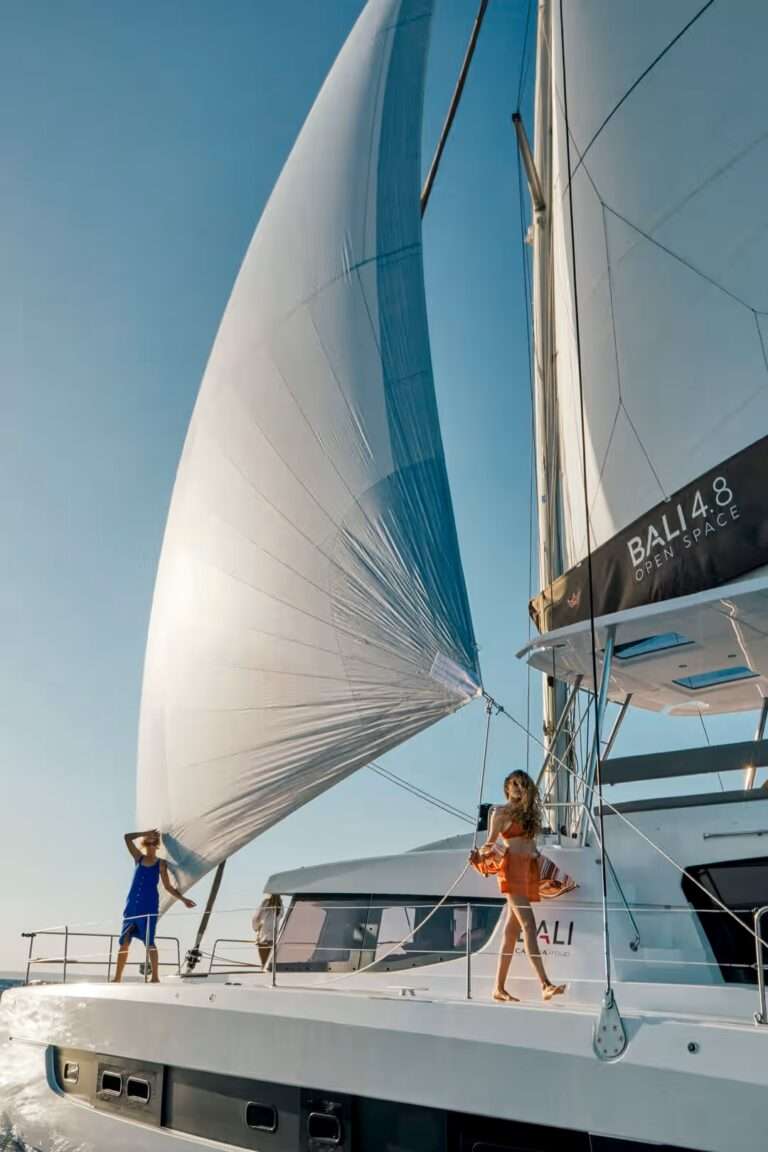 Catamaran BALI Femmes regardant l horizon