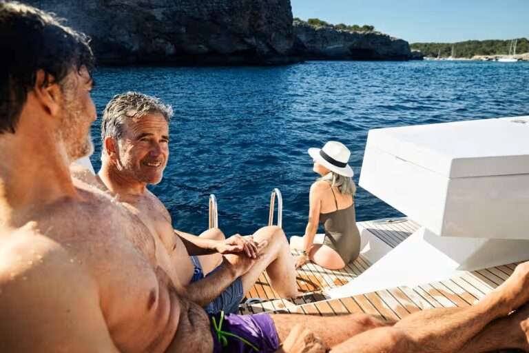 Catamaran BALI Personnes sortant d une baignade a l arriere du bateau