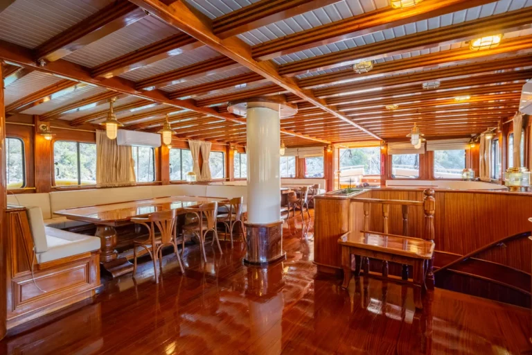 barbaros yachting goelette admiral salon