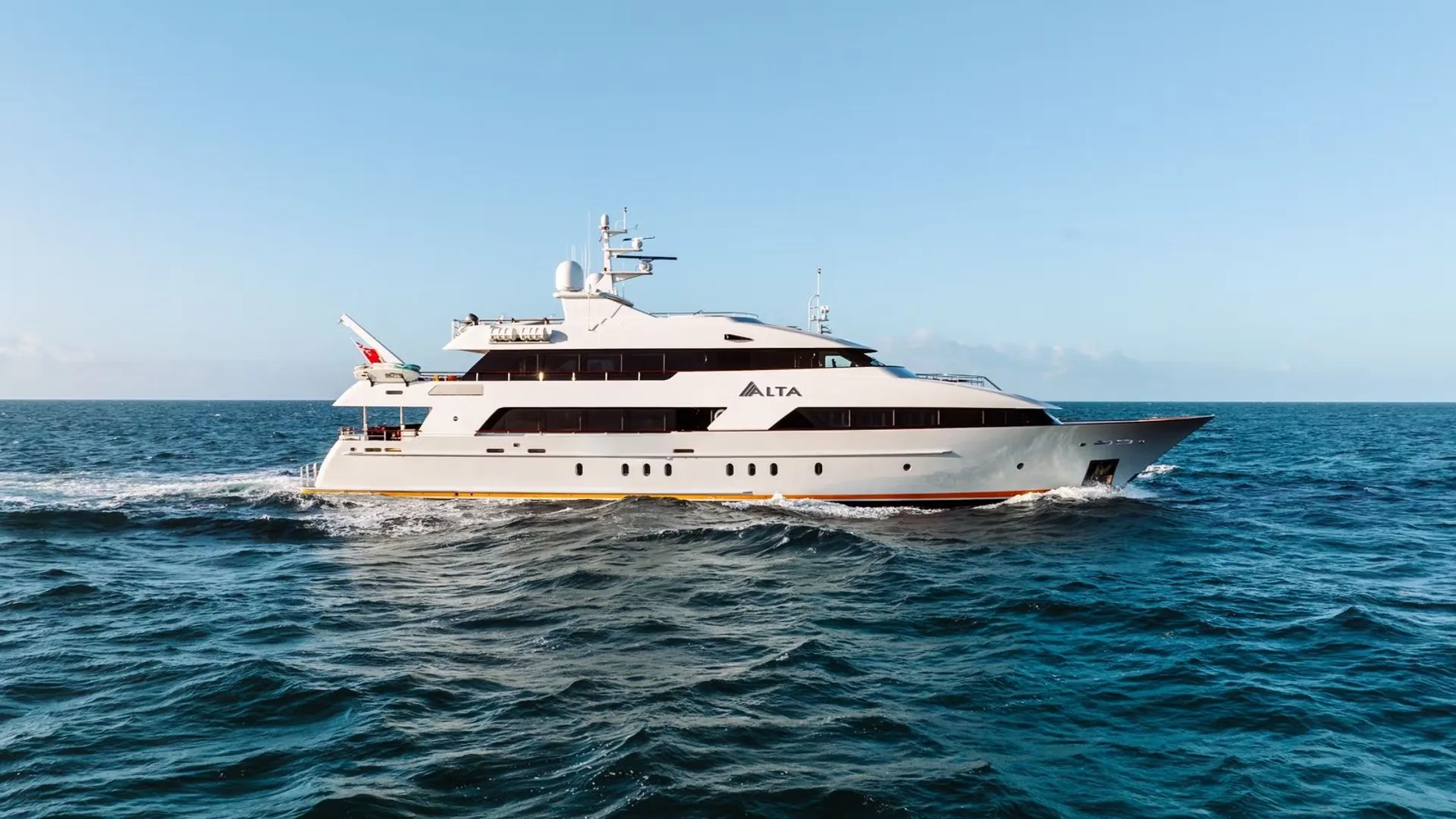 iyc yacht alta bandeau