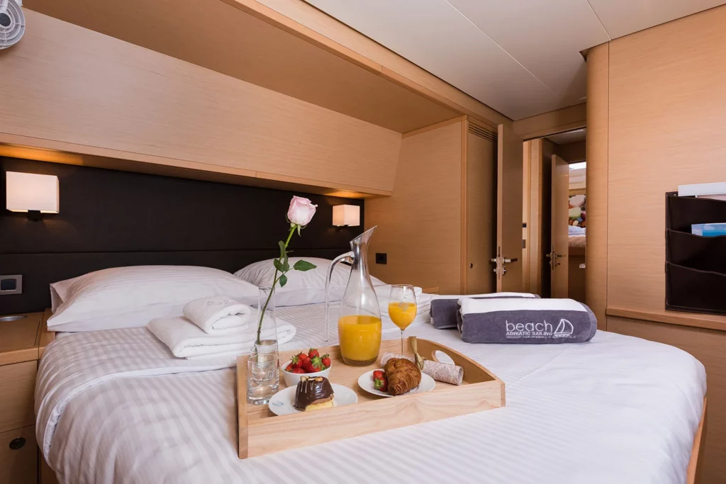 catamaran cabine armateur petit dejeuner