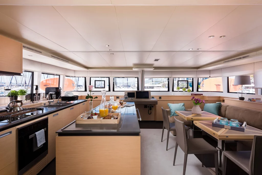 catamaran carre interieur cuisine