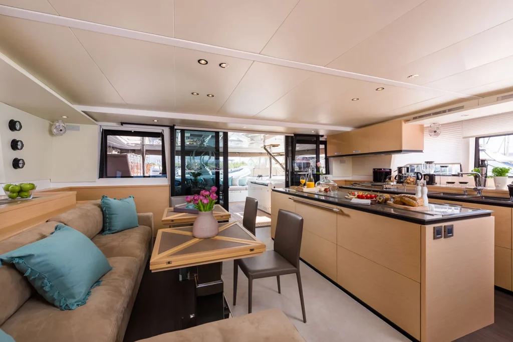 catamaran carre interieur salon