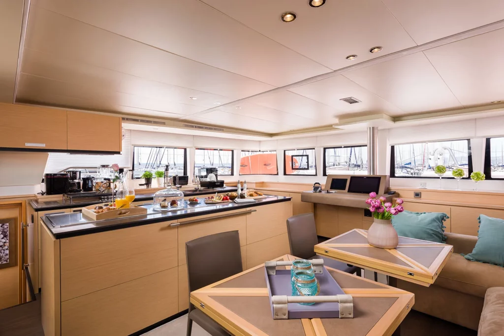 catamaran carre interieur table travail