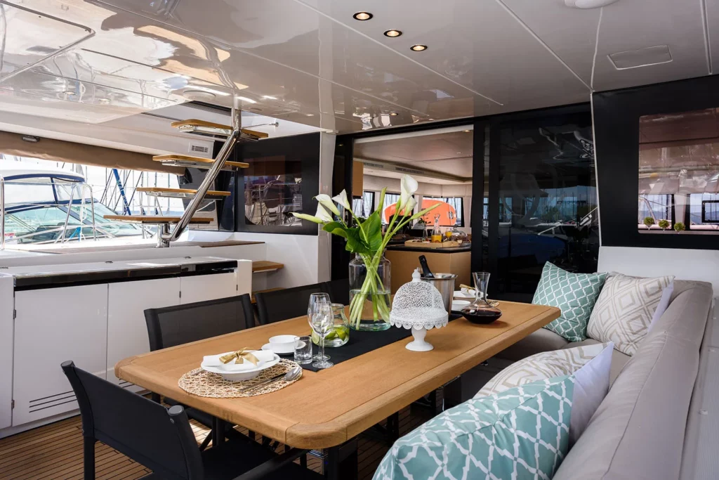 catamaran cockpit table dressee