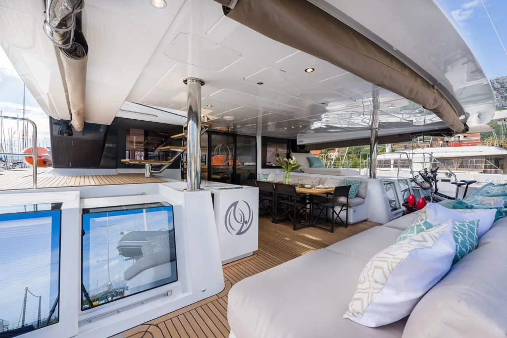 catamaran cockpit table exterieure