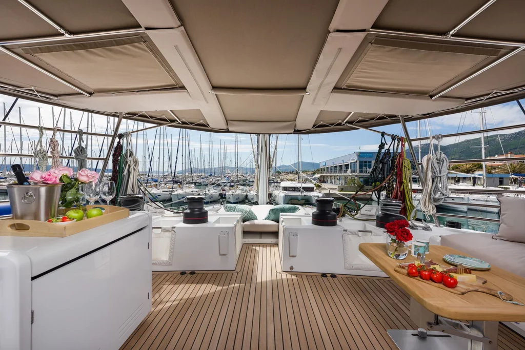 catamaran cockpit vue marina