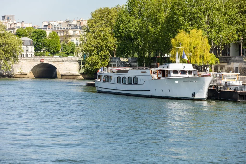 offsite direction yacht paris quai seine