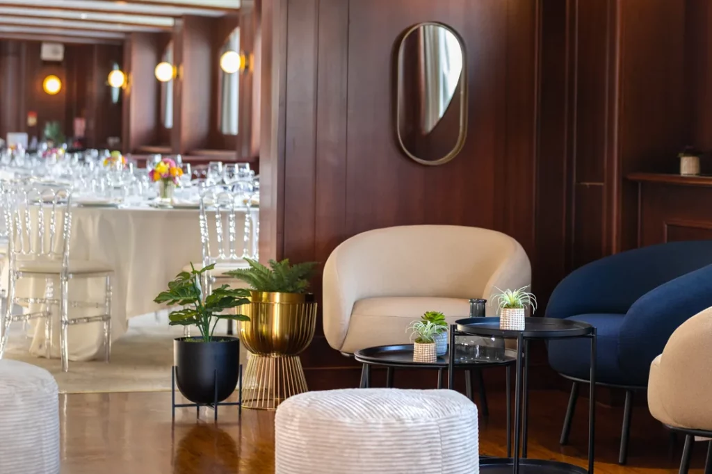 offsite direction yacht paris salon fauteuils
