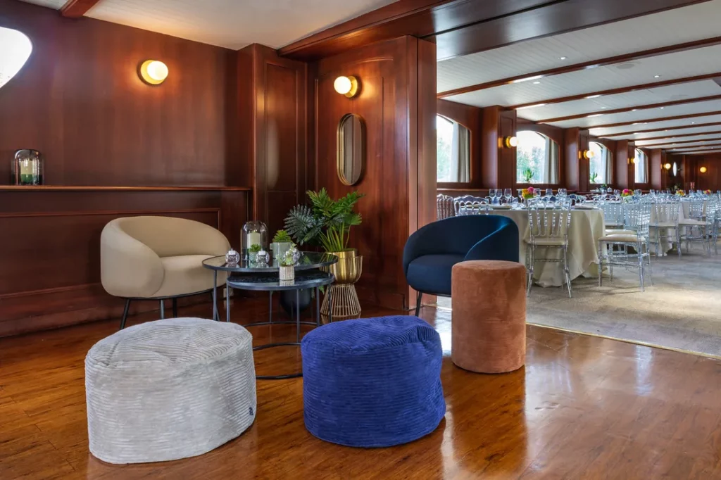 offsite direction yacht paris salon poufs