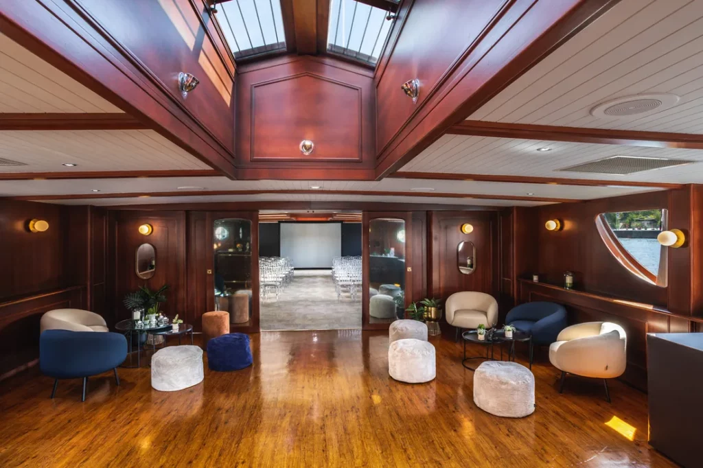 offsite direction yacht paris salon vers salle de travail