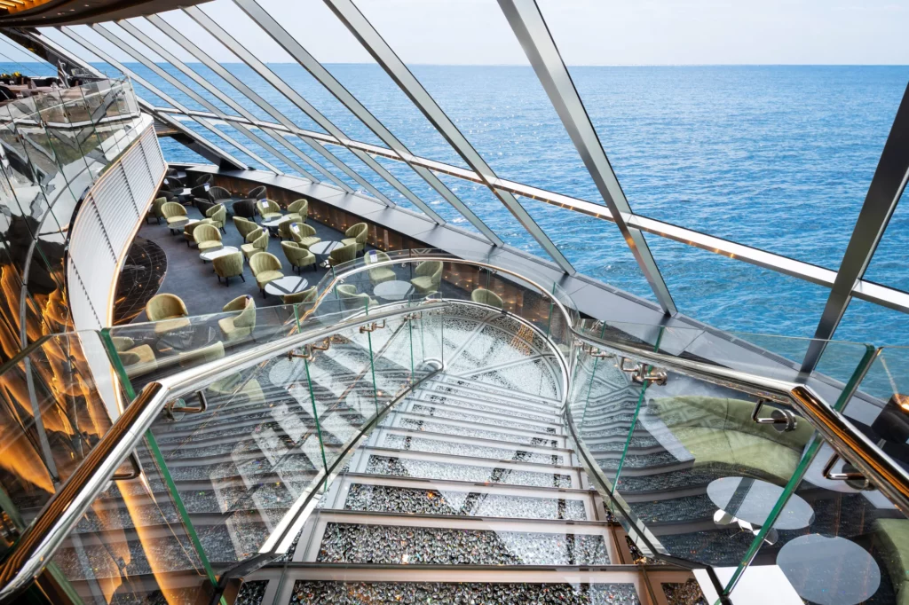 paquebot yacht club escalier cristal lounge