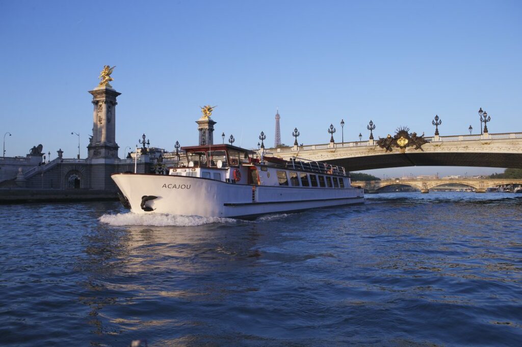 peniche acajou pont alexandre iii tour eiffel