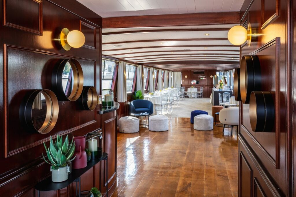 peniche acajou salon interieur boiseries