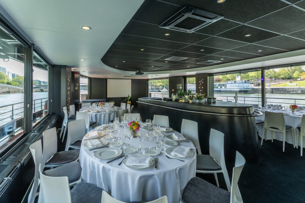 peniche mirage salle reception tables rondes bar