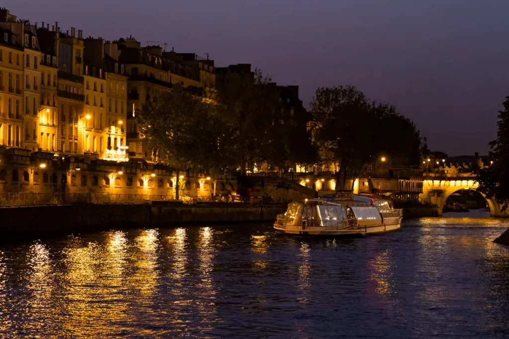 seine paris soiree bateau illumine