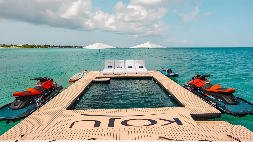 yacht piscine de mer jet skis