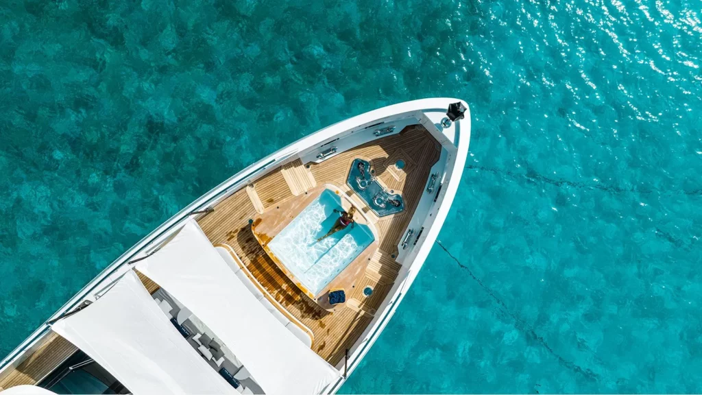 yacht piscine pont avant vue aerienne