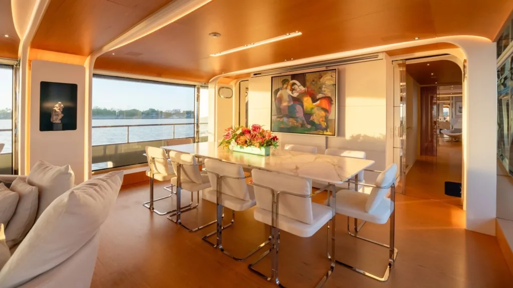 yacht salle a manger interieure