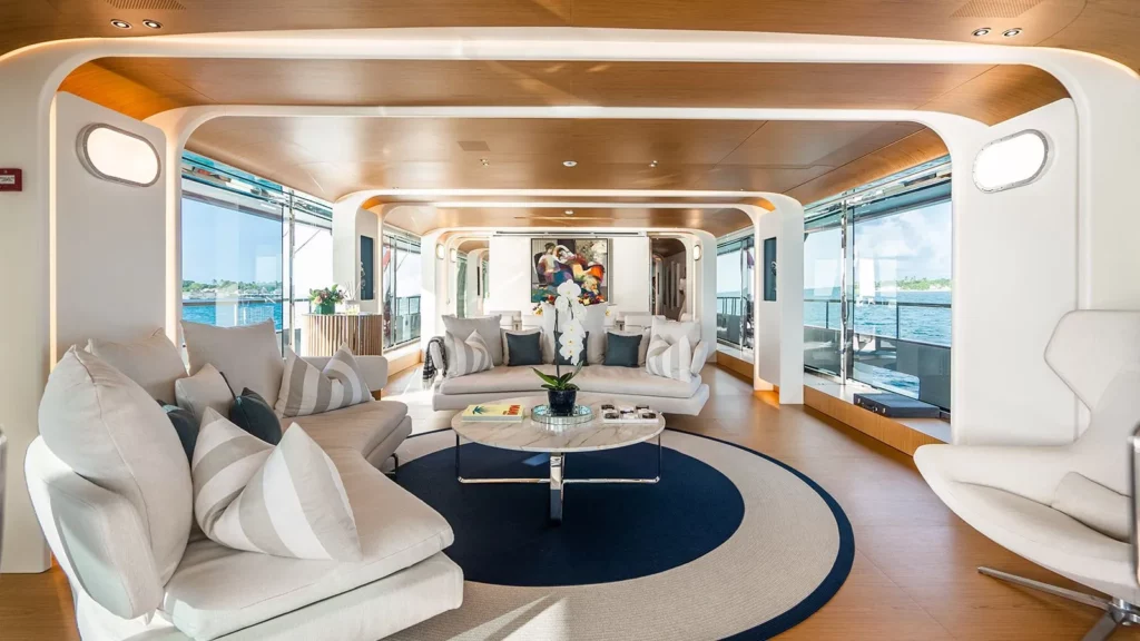 yacht salon principal baies vitrees