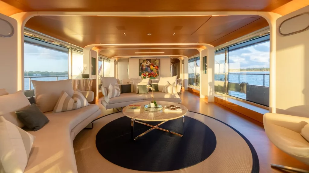 yacht salon principal lumiere du soir