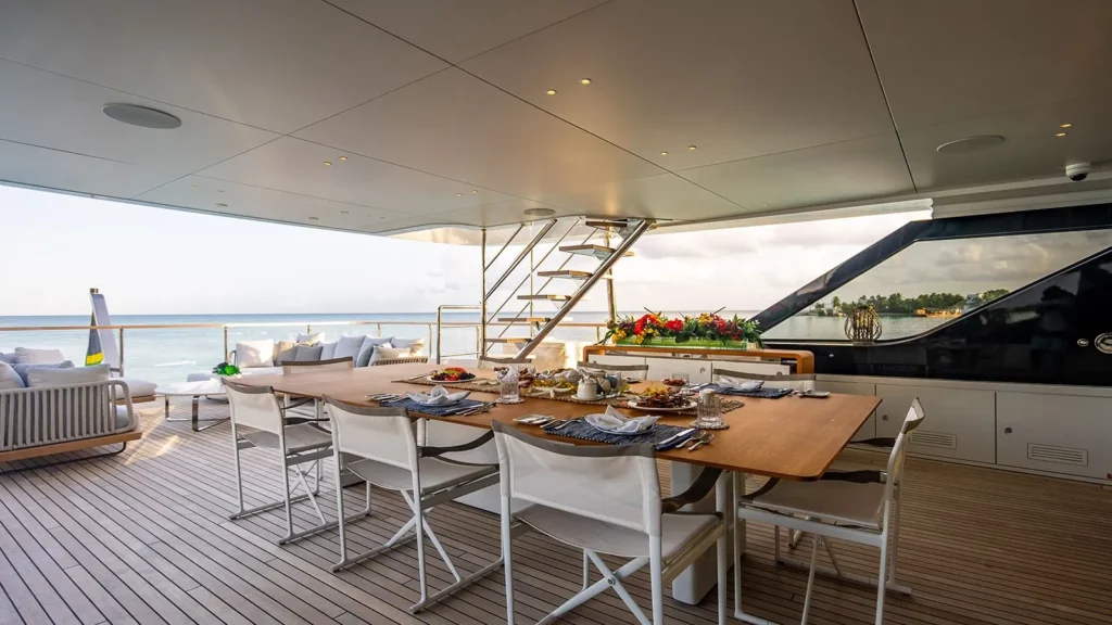 yacht table exterieure dejeuner dresse