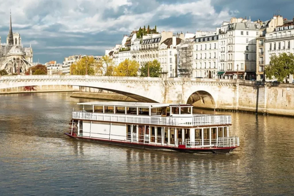 bateau a roue seine notre dame automne