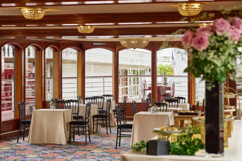 salle peniche lustres buffet