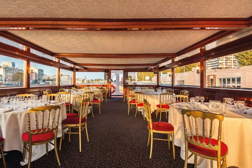 salle diner peniche chaises dorees