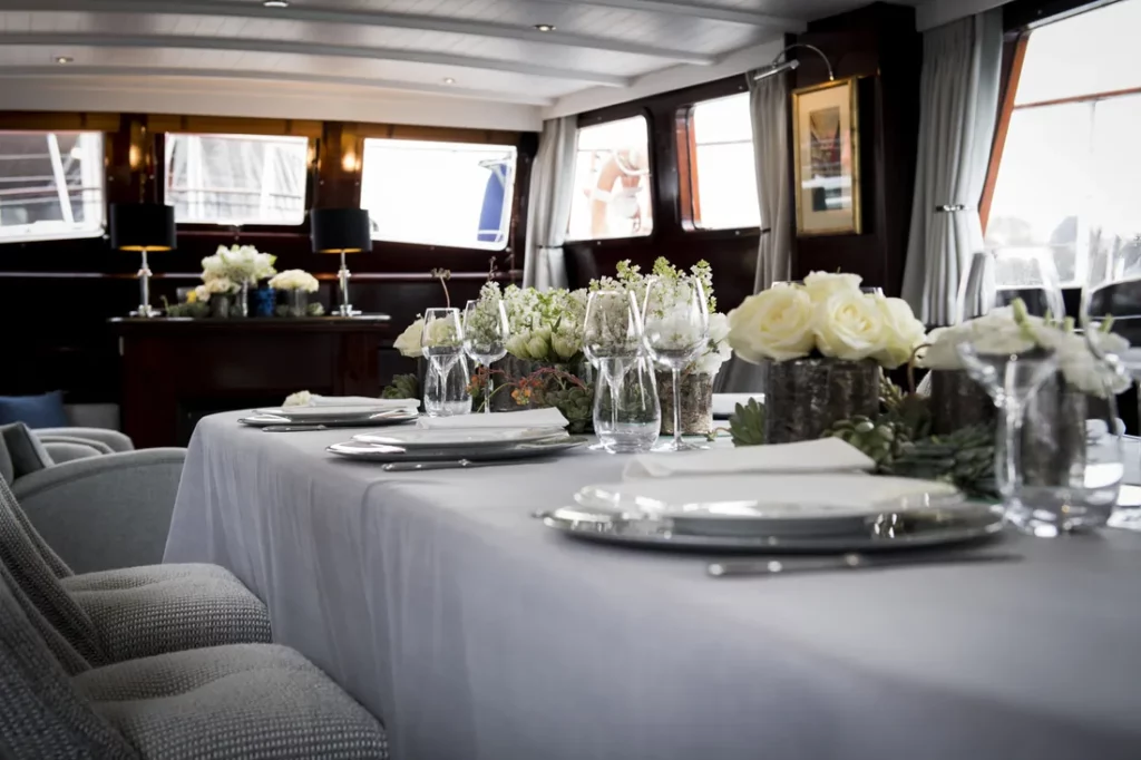 table dressee yacht seine roses blanches